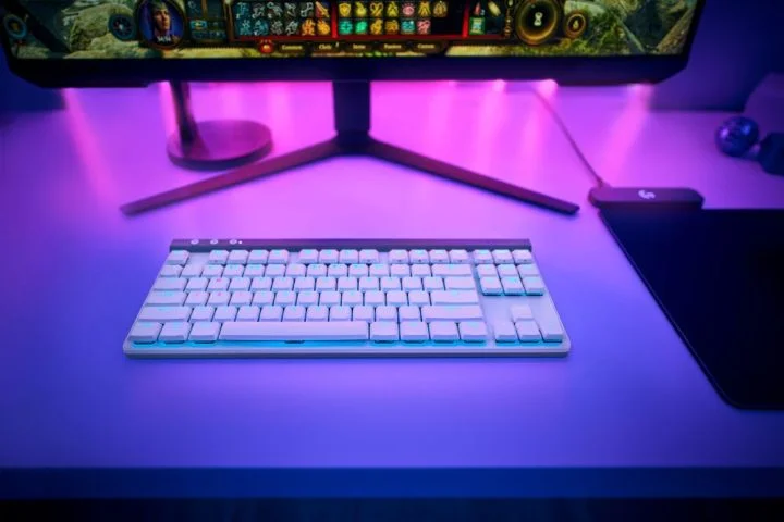 G515 Lightspeed Tkl White G502xplus White Center Envr (1)